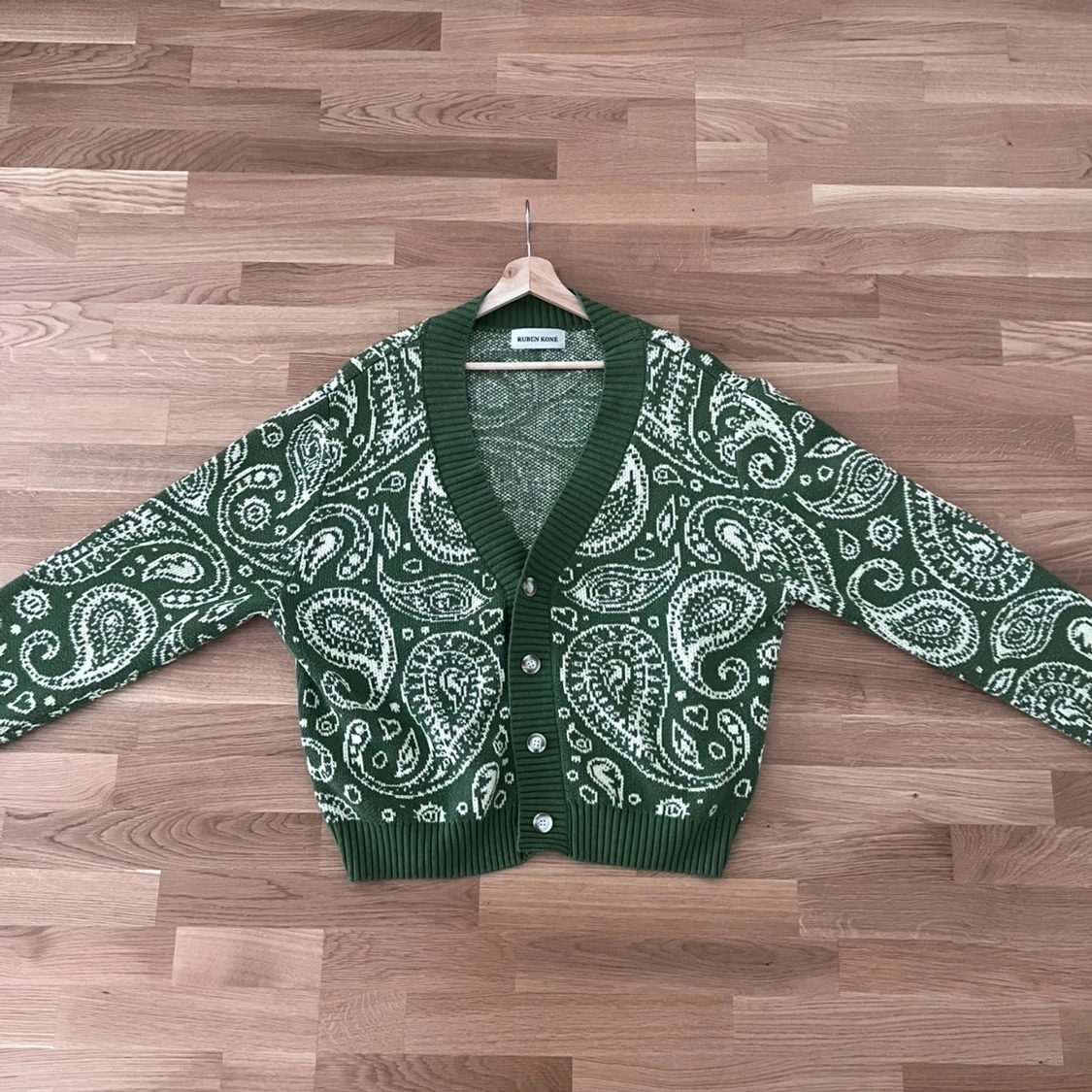 Grön paisleymönstrad kofta Ruben Koné