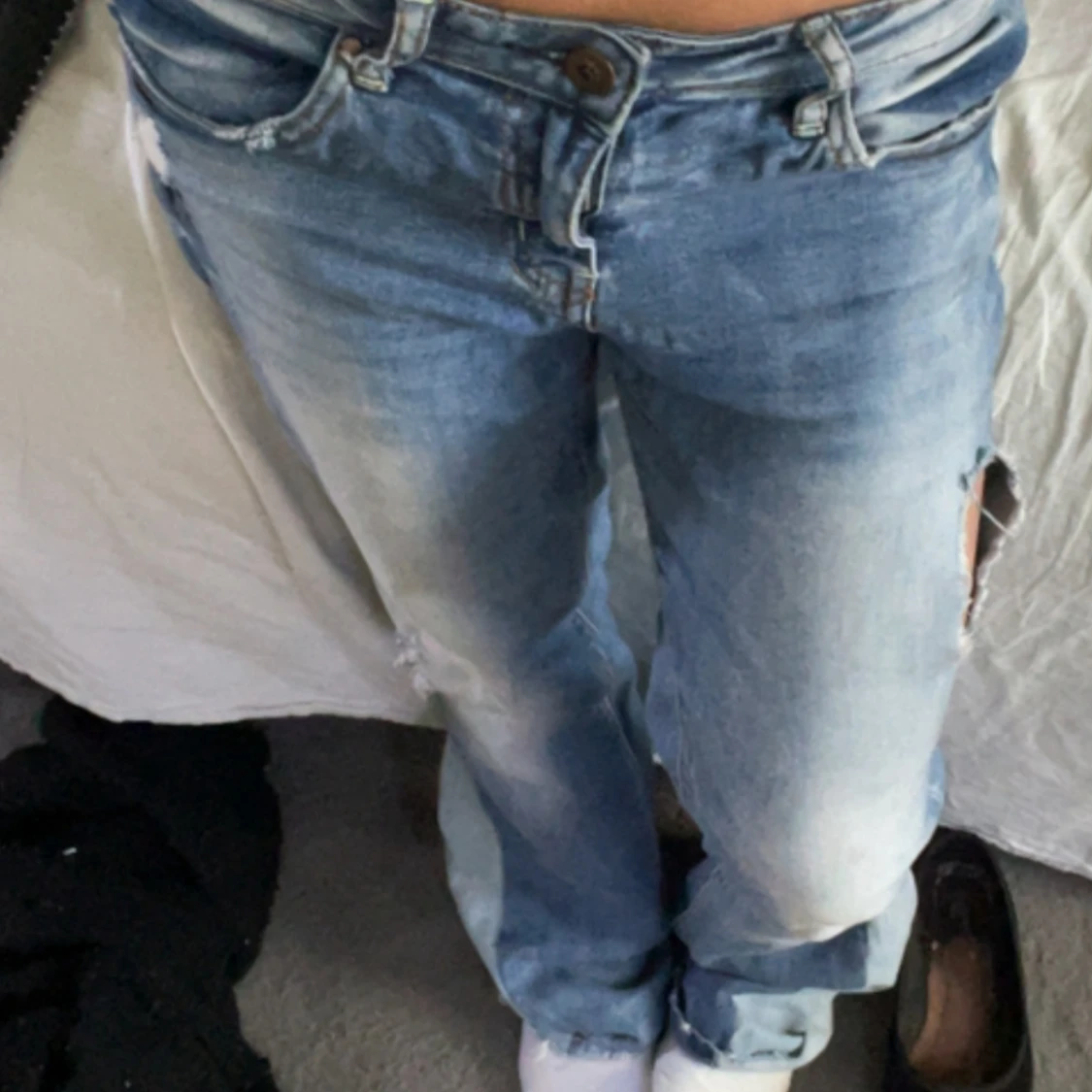 Blå bootcut jeans med slitningar - 1