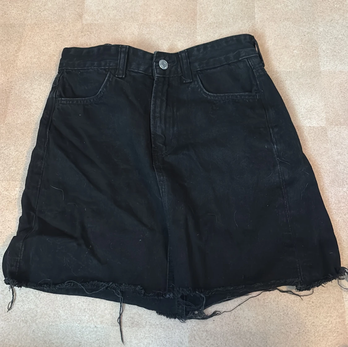 Svart jeanskjol från H&M, strl 34