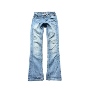 Jeans - Sååå snygga jeans med detaljer, det är bara att skriva privat för fler bilder! Det är lågmidjade och bootcut🪽 midjemått: 36cm innerbenslängd: 78cm gylf: 18cm❣️