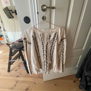 Vintage retro blus - Lite retro aktig blus från primark, köpt i Frankrike. Kan kalla de Stockholmstil. Sommar typo mysigt och väldigt bekväm!!
