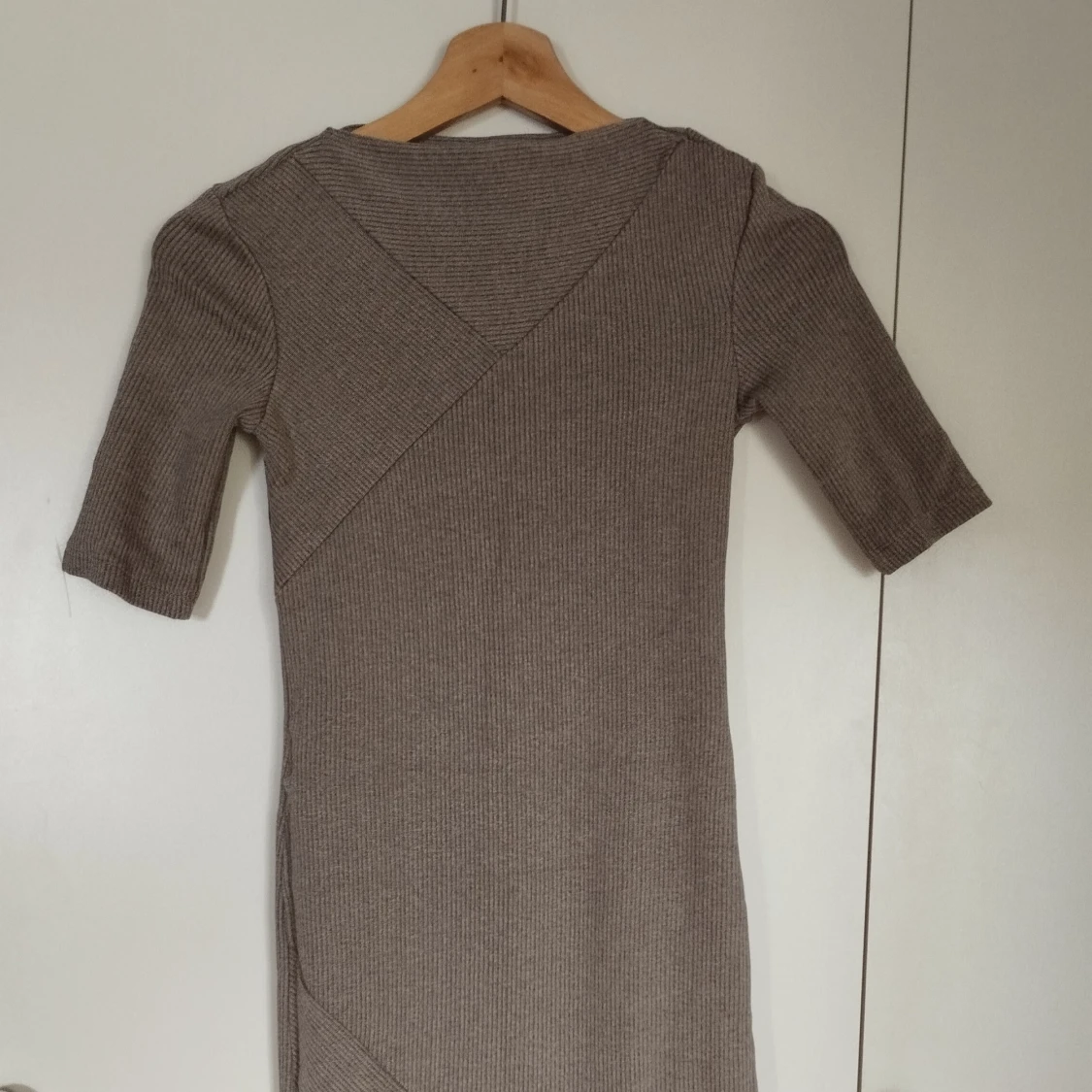 Grå ribbad klänning  - 1