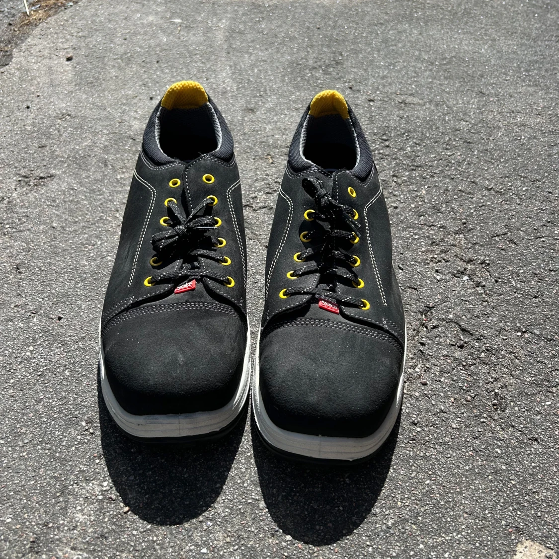 Svarta sneakers från Jalas med gula detaljer