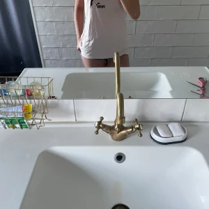 Vit Puma t-shirt med svart logga - Vit t-shirt från Puma med klassisk svart logga framtill. Modellen är kortärmad och har en normal passform. Tillverkad i mjuk bomull som är skön mot huden. Perfekt för dig som gillar sportiga och stilrena plagg.