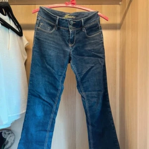 Low waist bootcut jeans - Snygga low waist/ lågmidjade bootcut jeans (första två är lånade bilder)🩷 innerbenslängd: 77