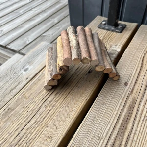 Formbar Hamster bro tillbehör  - Bilderna visar en böjd bro eller tunnel gjord av träpinnar, troligen för smådjur som gnagare eller reptiler. Produkten är flexibel och kan formas på olika sätt, perfekt för att skapa en rolig och naturlig miljö till ditt husdjur. Den är helt ny aldrig använd. Skriv vid intresse/fårgor! Mvh, Ida