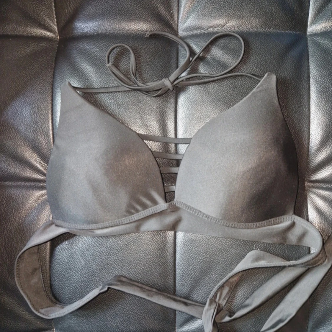 Svart bikiniöverdel med snörning