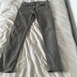 Grå Levi's 511 jeans W31 L32. Slim fit. - Snygga grå Levi's 511 jeans. Storlek 31/32. Mycket bra skick och endast använda ett fåtal gånger. Skriv om ni har frågor eller behöver fler bilder!