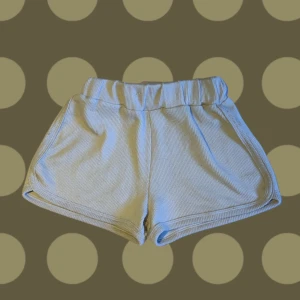 Beige ribbade shorts - Superfina beige shorts från Shekou i ribbat material med en bred resår i midjan. 