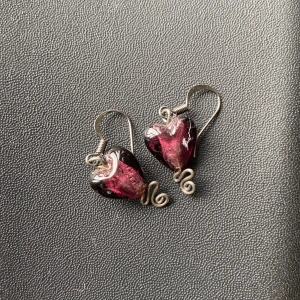 Lila hjärtformade örhängen - Unika örhängen med lila glashjärtan och silvriga krokar💗 Aldrig använt💗 Köpt i marknad💗 