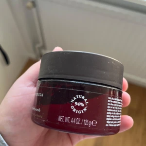 Rituals The Ritual of Ayurveda body scrub - Rituals The Ritual of Ayurveda rejuvenating body scrub med punjabi pink salt och sötmandel. Kommer i en mörkröd plastburk med svart lock, 125g.