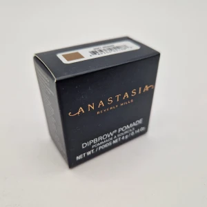 Anastasia Dipbrow Pomade Soft Brown - Dipbrow Pomade från Anastasia Beverly Hills i färgen Soft Brown. Perfekt för att forma och fylla i brynen med en naturlig brun nyans. Kommer i en stilren svart förpackning och har en krämig formula som är enkel att applicera och bygga upp.