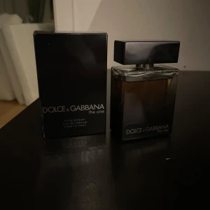 Dolce & Gabbana The One - Riktigt bra parfym. Den är inte mycket använt. 95ml kvar och de är en 100ml. Hör gärna av er vid frågor eller funderingar. Rekommenderar starkt denna parfymen! Mvh Melker 