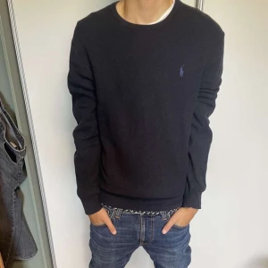 Polo Ralph Lauren sweatshirt  - Tjena, säljer en marinblå stickad sweatshirt från Ralph lauren som knappt är använd! Skick 9/10, funkar till allt! Vid fler frågor och funderingar hör bara av er. Mvh