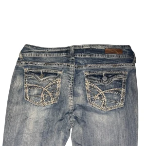 Lågmidjade jeans - Har fläck syns på bild. Midjemått rakt över 42,5 Ytterbenet 100,5 Innerbenet 75cm. Kontakta vid intresse!