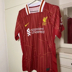 Liverpool fotbollströja  - Om man kan fotboll så är denna t shirten för dig, Liverpool t-shirtarna är de snyggaste som finns inom fotboll. Om du är ett dugg intresserad så är det bara att skriva. Fraktar samma dag 😁😁