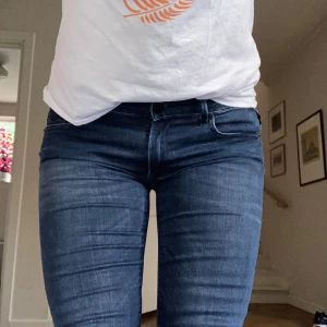 skinny jeans från Replay - Säljer ett par mörkblå skinny jeans från Replay med klassisk femficksdesign och snygga slitningar. Modell ”Luz”.  Storlek 31/32. Låg midja, och god stretch som ger en snygg och bekväm stuprörspassform. Perfekta sommarjeans som funkar lika bra att kombinera med en elegant skjorta o ballerinaskor som avslappnad t-hirt och sneakers. Jag har ofta stl. 29 i jeans utan stretch och med högre midja. 