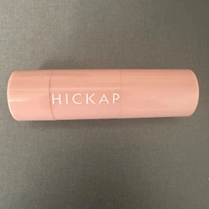 Hickap Hot Chocolate Bronzer Stick - Krämig bronzer och contour stick från Hickap i färgen Hot Chocolate. Kommer i en snygg rosa hylsa med vitt tryck. Perfekt för att skapa en solkysst look eller definiera ansiktsdragen. Enkel att applicera direkt på huden och blenda ut med borste eller fingrar. Se mängd kvar på bild