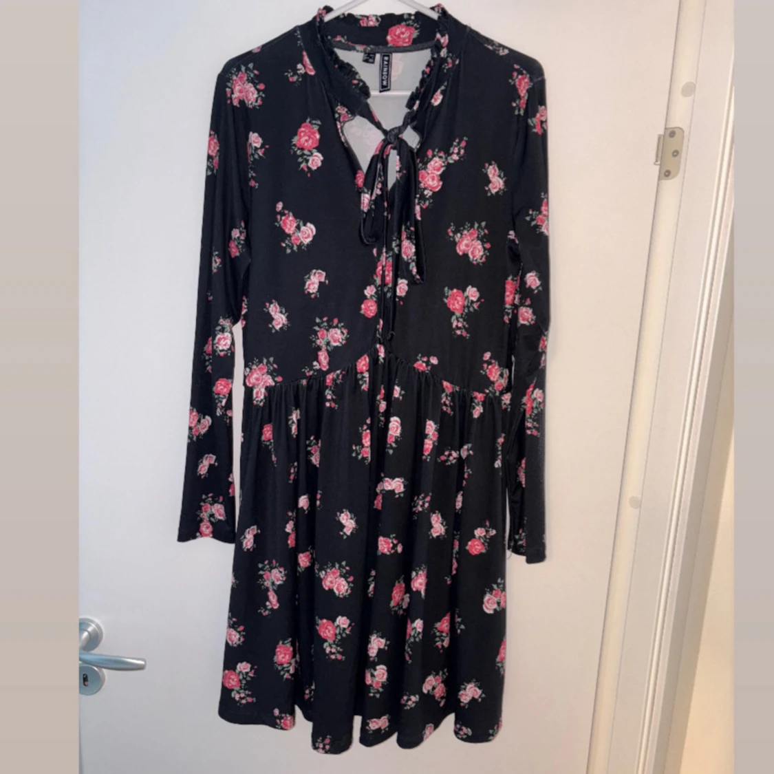 Svart blommig klänning från Rainbow - 1