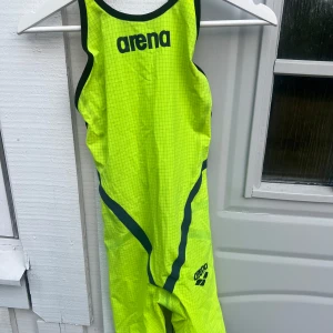 Fin tävlings baddräkt Arena - Supersnygg neongul baddräkt från Arena med svarta detaljer. Har använt fåtal gånger på tävling. Mycket bra skick. 