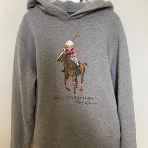 Ralph Lauren tröja  - Säljer min Ralph Lauren tröja/hoodie då den inte kommer till användning. Tröjan är köpt här på Plick men säljer den vidare. Skitfin tröja nu till hösten! Defekter förekommer. Skriv för frågor eller fler bilder!💓