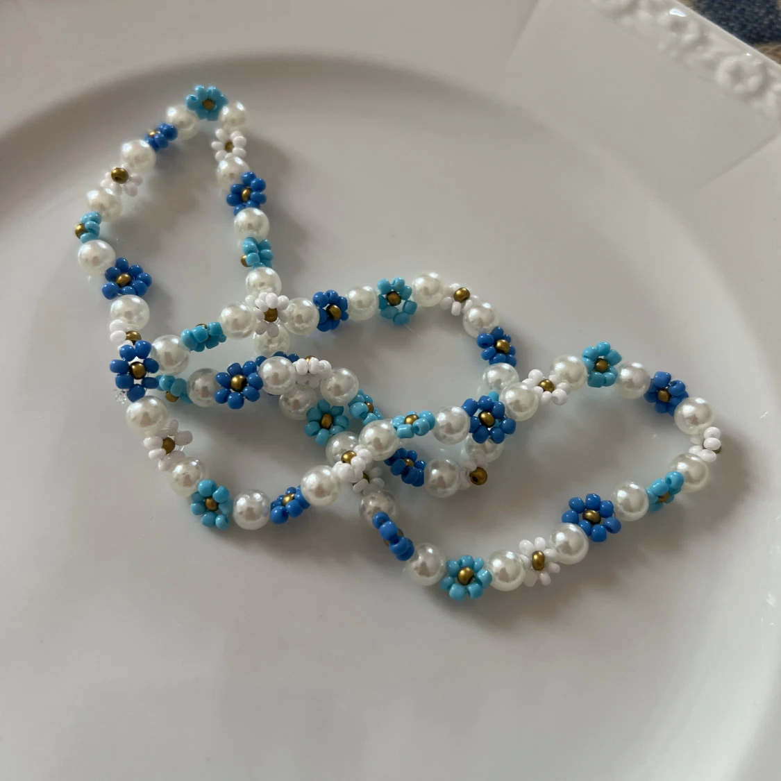 Pärlhalsband med blå blommor - 3