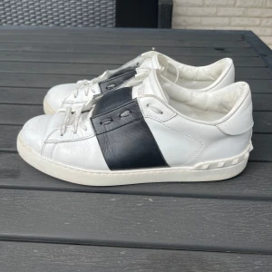 Valentino open skor - Valentino opens skor 42, svart stripe, endast skorna ingår.