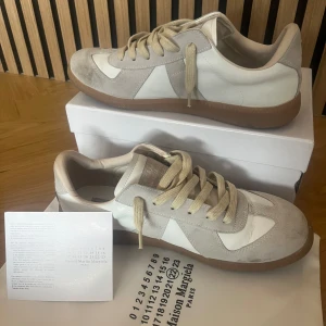 Maison margiela st 44 - Säljer dessa fina skor, 8.5/10 skick behöver tvättas. Kommer med lådan och dustbag. Skriv vid någon fundering