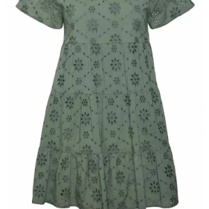 klänning med broderade blommor - Grönklänning med broderade blommor.   Använd 1-2 ggr, priset kan sänkas