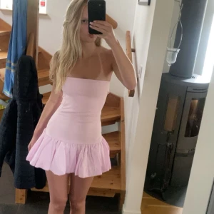 Zara klänning - Slutsåld off shoulder klänning med volang från Zara, prislapp kvar aldrig använd💕 använd gärna ”köp nu” funktionen