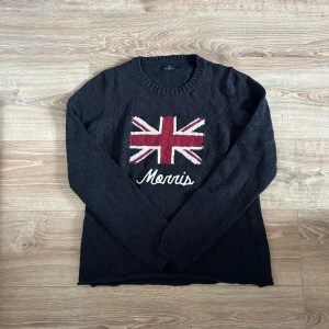 Morris tröja  - En snygg tröja i bra skick som passar till de mesta. Tröjan är i lady L men är definitivt mer åt unisex hållet och passar M. Hör av er vid frågor annars fritt fram att använda ”köp nu”.