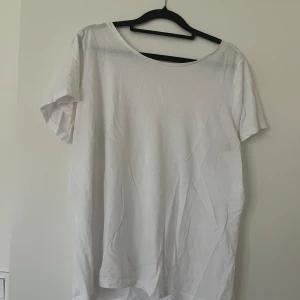 Vit t-shirt med djup rygg - Vit t-shirt i bomull med korta ärmar och en riktigt djup, öppen rygg.