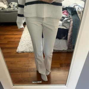 Vita kostymbyxor med bootcut - Super snygga vita kostymbyxor med mid waist. Säljer då d är lite för korta för mig som är 173 🤩