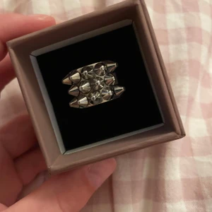 Silvrig ring med nitar💘 - Silvrig ring med nitar från Edblad som är i ny skick aldrig andvänd. 1,5 cm bred och man får den orginala asken till