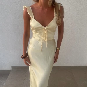 Gul satin klänning  - SUPER snygg min favvo❤️❤️