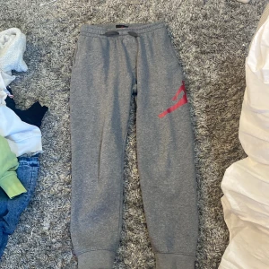 Grå Jordan mjukisbyxor med röd logga - Knappt använda, nya storlek 12-13år 152-158cm