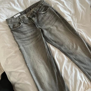 Grå low waist jeans från Zara - Snygga grå low waist jeans från Zara. Storlek 38 🩶 Använd tre gånger bara 