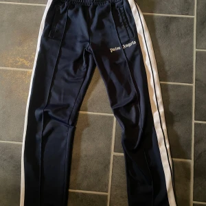 Palm Angels byxor navy i Storlek S - Säljer på grund av för liten storlek, fint skick 8/10, storlek S, Nypris runt 4500, mitt pris 1400kr✅🤯
