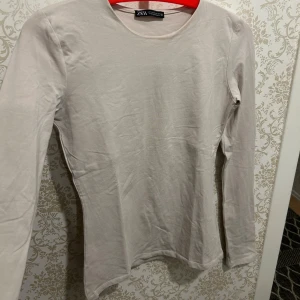Beige långärmad tröja från Zara - Beige tajt långärmad tröja från Zara. Använd en/två gånger. Storlek S!