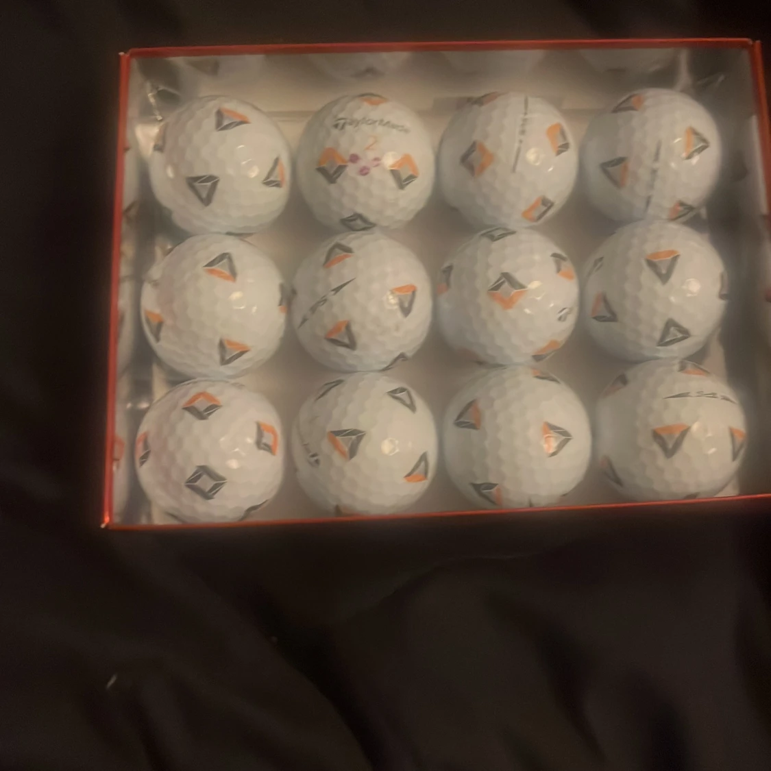 Ett dussin TaylorMade pixbollar TP5 A Klass