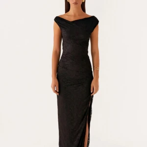 Svart långklänning - Supersnygg svart långklänning med en tight passform. Klänningen har en slits på sidan och har en svart underklänning samt spets. Perfekt för dig som vill sticka ut med en klassisk men stilren look. Klänningen är i storlek L men fint insydd för att passa. Det är väldigt stretchig vilket gör att den passar både L & M 😀NYPRIS 1200kr