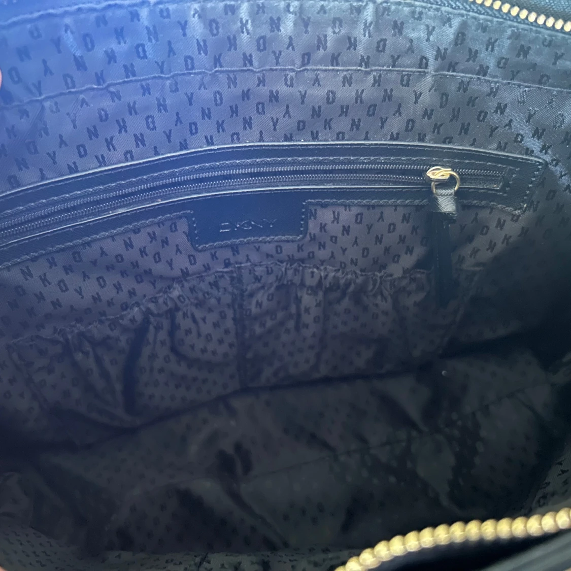 Svart axelväska från DKNY med kedja - 2