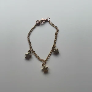 Armband - Du får själv välja vilka belocker du vill ha på armbandet och vilken färg, guld eller silver! Det är inte äkta guld eller silver! Skriv till mig hur många belocker du vill ha och vilka former. Du kan tex. välja två olika eller tre likadana. 5kr belocken.  Så tex, om du vill ha fem belocker så blir det 30kr inklusive kedjan som kostar 5 kr. Jag sätter på ett lås så du själv kan välja  hur stort det ska vara. Kedjan är 16 cm. Priset blir olika beroende på antalet berlocker därav priset 0kr. 