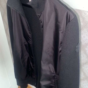 Moncler cardigan black label  - En fräsch moncler cardigan black label i storlek S som e perfekt och skön inför senare i sommaren och inför hösten, ny pris på dessa ligger runt 5000 och jag säljer för 1800. Kontakta mig vid frågor!🤩🙏🏻