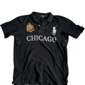 Ralph Lauren Country Polo - Svart Chicago Ralph Lauren polo. Har haft den ett tag men har växt ur den. Storlek L och fortfarande i bra skick.
