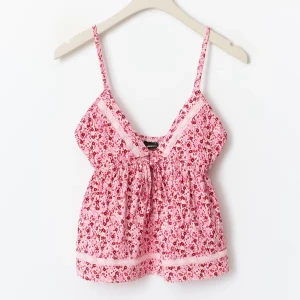 Blommig rosa linnetopp från Gina Tricot - Säljer denna eftersom den inte kommer till andväning, prislapp finns kvar. Toppen har smala axelband, v-ringning, spetsdetaljer och knyt framtill. 💕