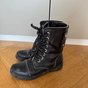 Zadig & Voltaire boots - Säljer ett par svarta boots från Zadig & Voltaire i storlek 39. De är använda men i fint skick. Nypris är ca 5000 kr. 