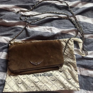 Zadig&Voltaire väska - Zadig&Voltaire väska i en mörkbeige/brun har några små fläckar men bör gå att tvätta bort. Säljes pga kommer inte till användning.