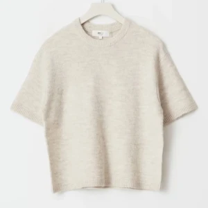 Beige stickad kortärmad tröja från Gina Tricot - Supermjuk och stilren beige stickad tröja från Gina Tricot. Tröjan har korta ärmar, rund halsringning och en rak passform. Som ny