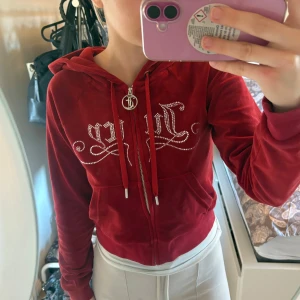 Röd velour hoodie från Juicy Couture - En röd zip up från Juicy Couture. Ganska croppad i passformen. 